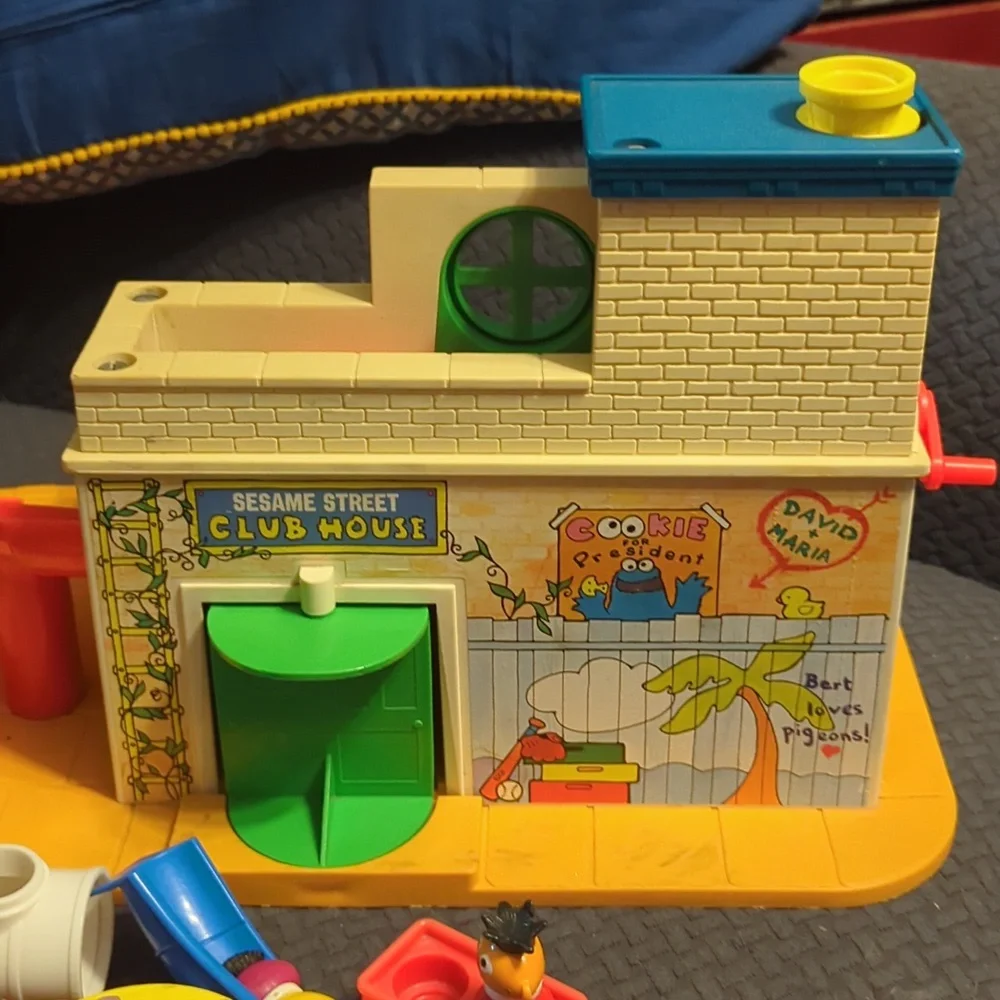 #7 Sesame Street Clubhouse #937, & figures, little people Fisher Price